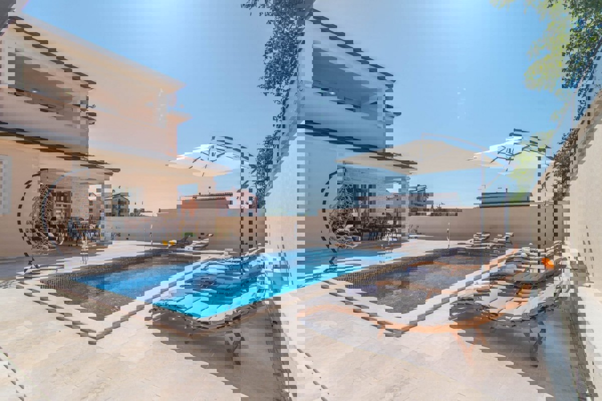 Villa moderna con piscina in zona tranquilla