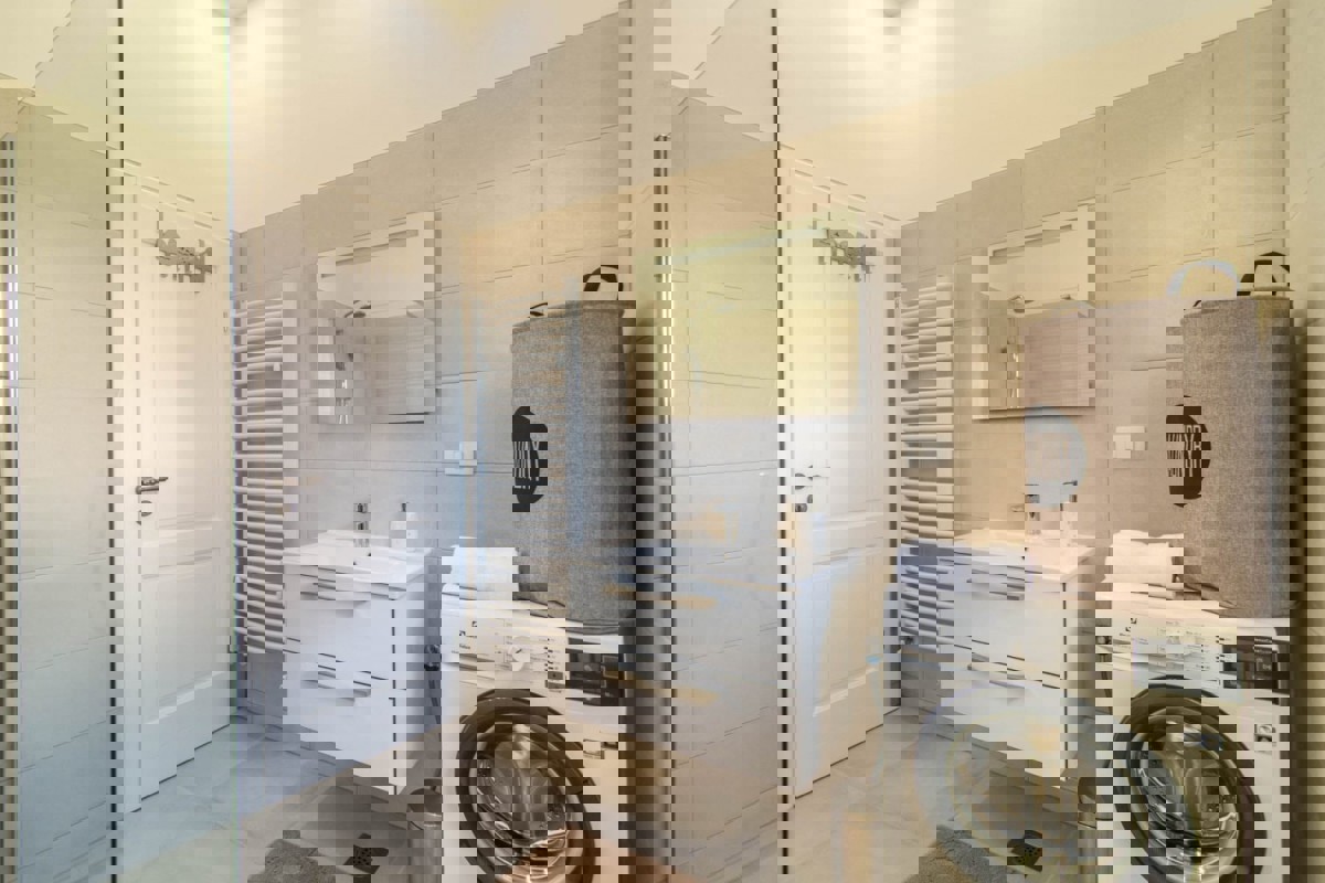 Villa moderna con piscina in zona tranquilla