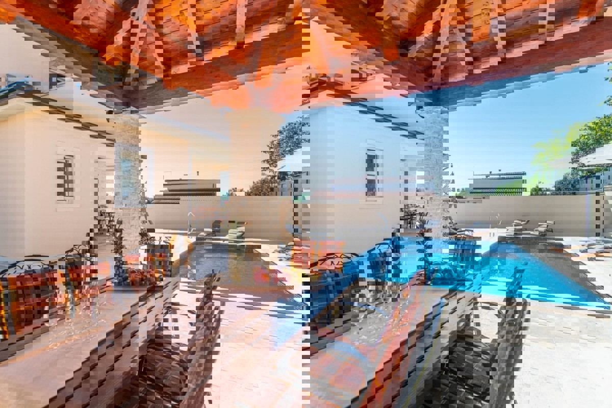 Villa moderna con piscina in zona tranquilla