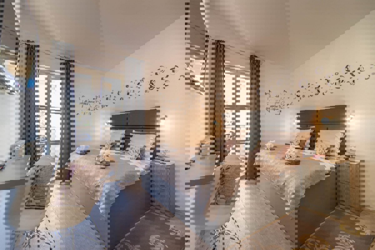 Villa moderna con piscina in zona tranquilla