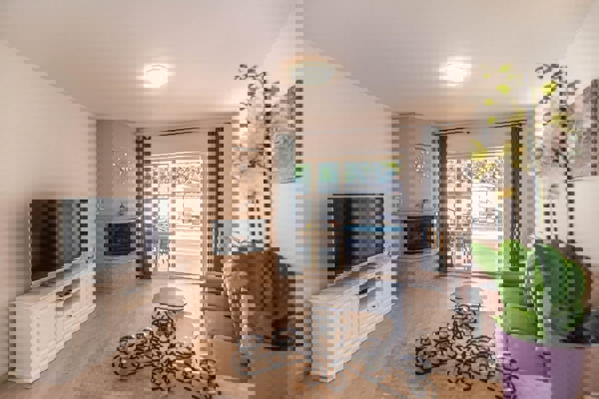 Villa moderna con piscina in zona tranquilla