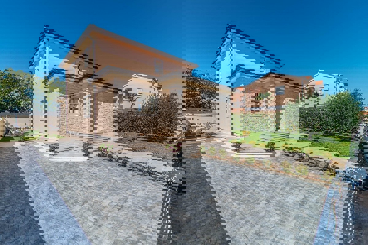 Villa moderna con piscina in zona tranquilla