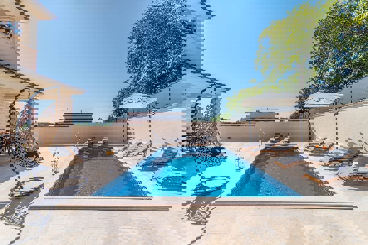 Villa moderna con piscina in zona tranquilla