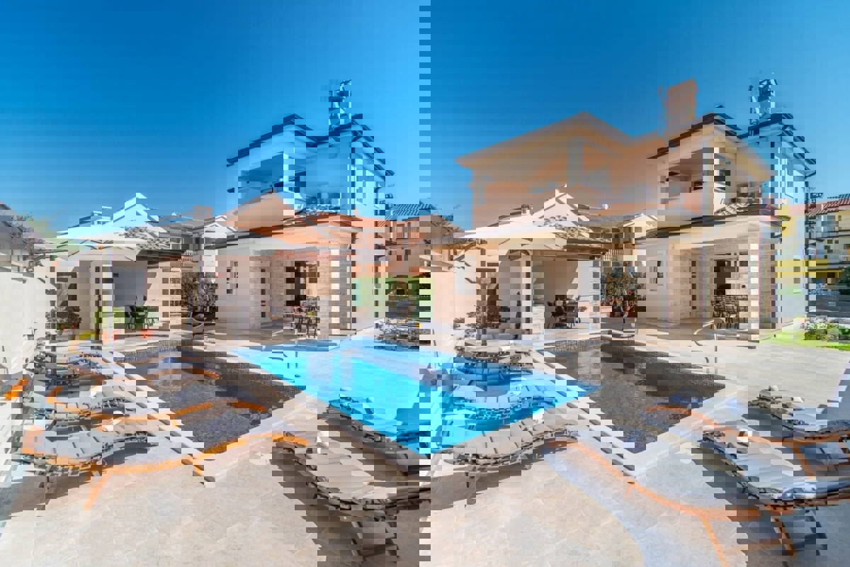 Villa moderna con piscina in zona tranquilla