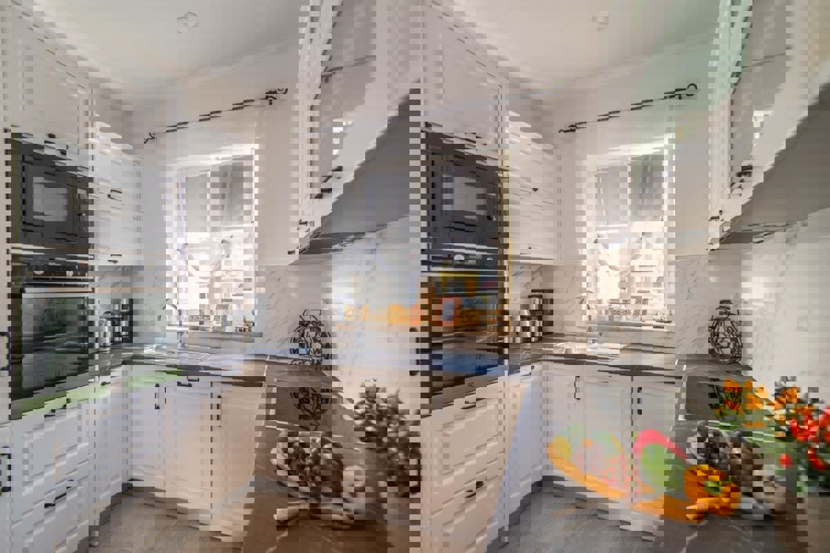 Villa moderna con piscina in zona tranquilla