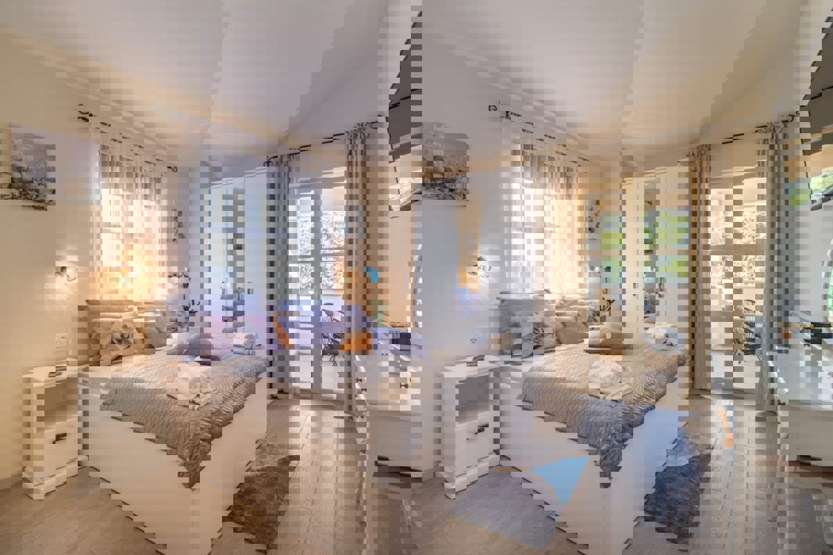 Villa moderna con piscina in zona tranquilla