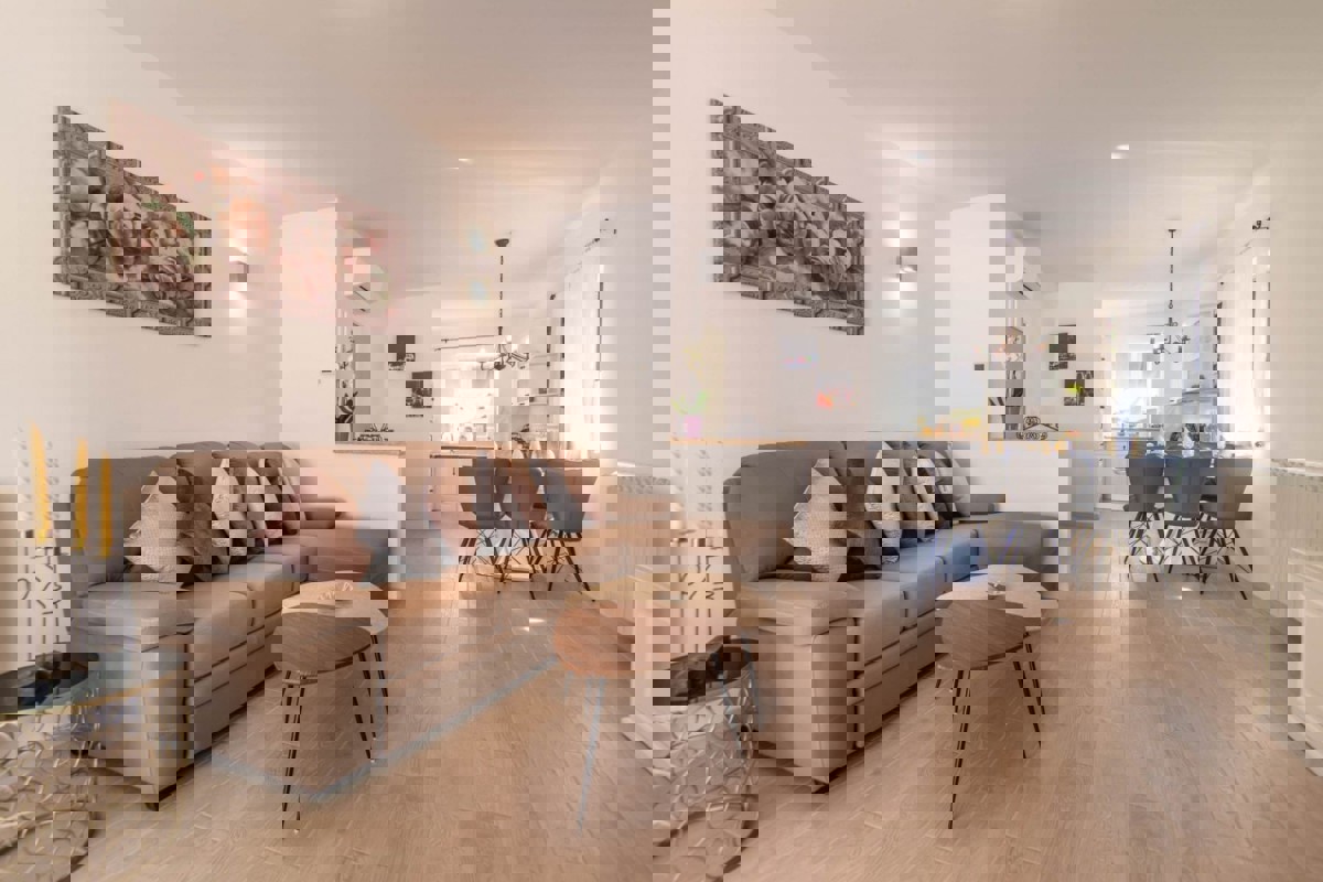 Villa moderna con piscina in zona tranquilla