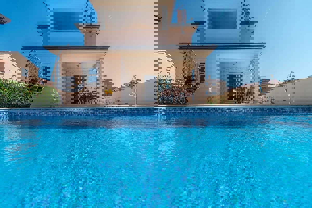 Villa moderna con piscina in zona tranquilla