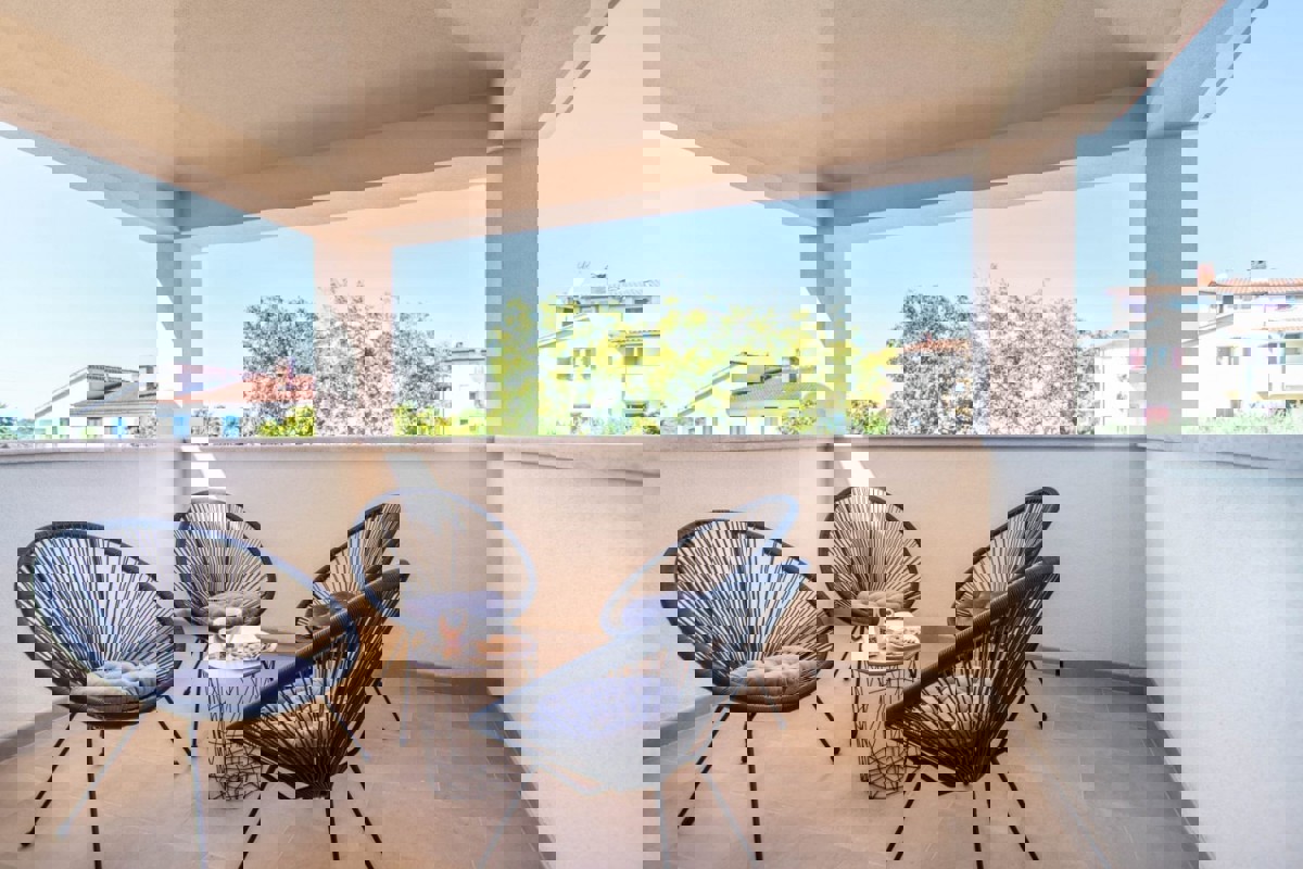 Villa moderna con piscina in zona tranquilla