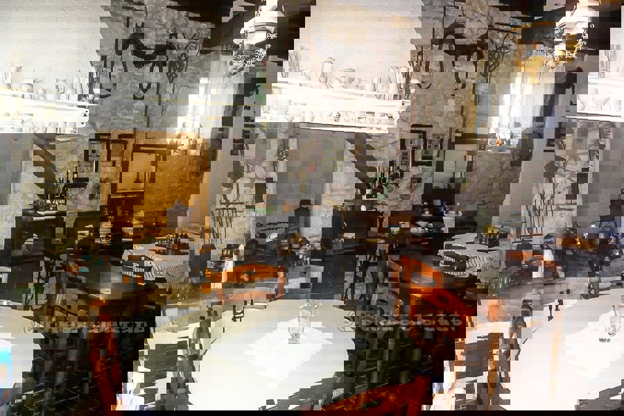 Casa in pietra ristrutturata vicino al mare, in vendita