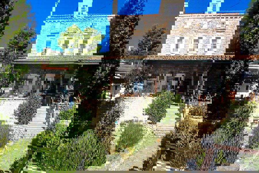 Casa in pietra ristrutturata vicino al mare, in vendita