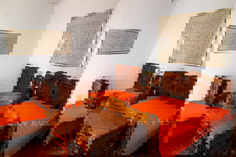 Casa in pietra ristrutturata vicino al mare, in vendita