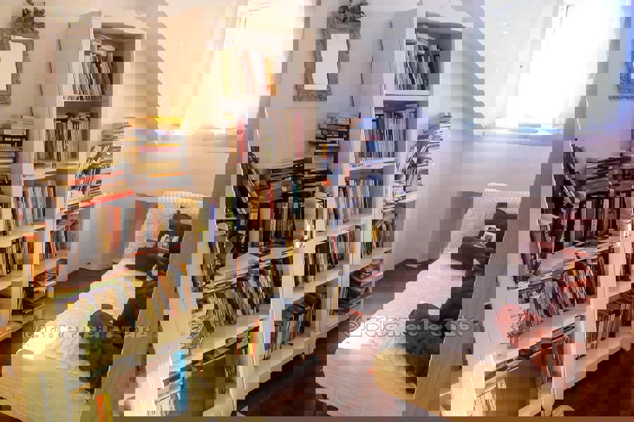 Casa in pietra ristrutturata vicino al mare, in vendita