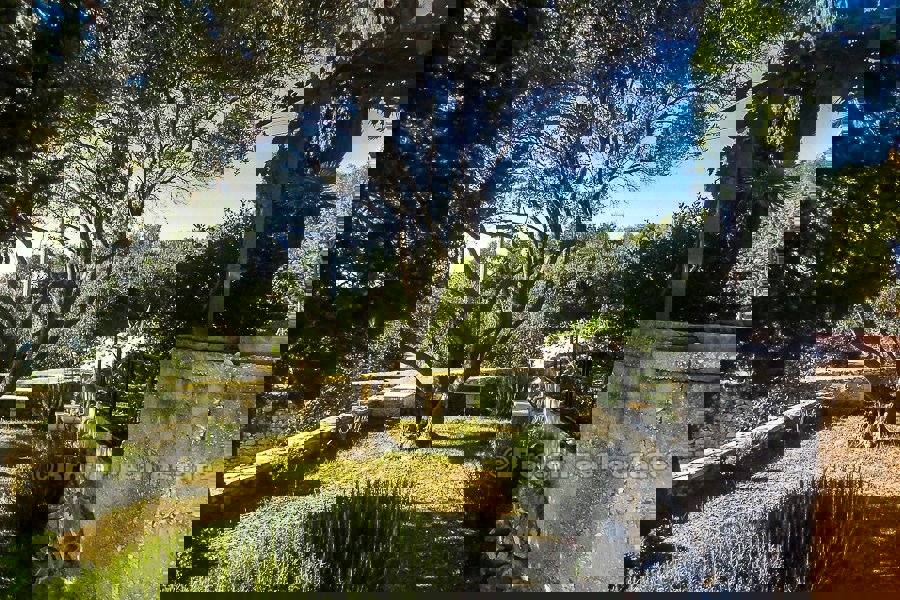 Casa in pietra ristrutturata vicino al mare, in vendita