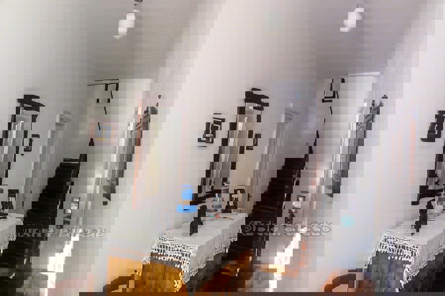 Casa in pietra ristrutturata vicino al mare, in vendita