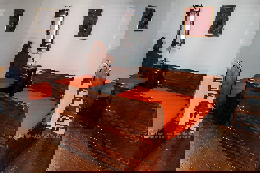 Casa in pietra ristrutturata vicino al mare, in vendita