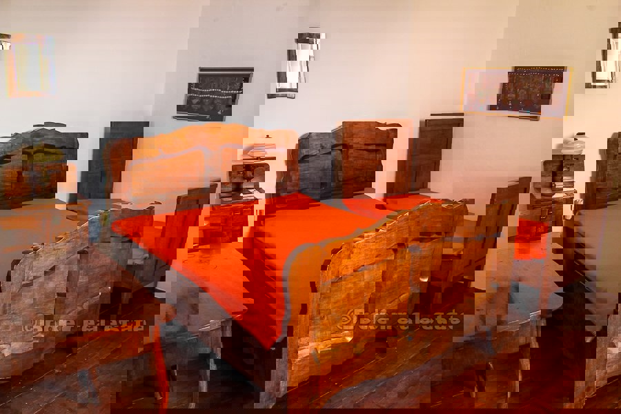 Casa in pietra ristrutturata vicino al mare, in vendita