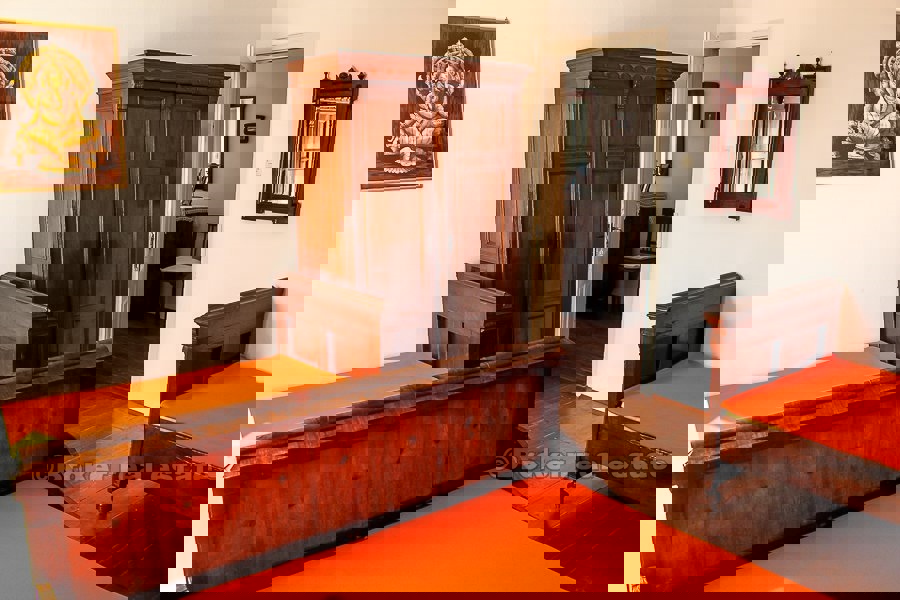 Casa in pietra ristrutturata vicino al mare, in vendita