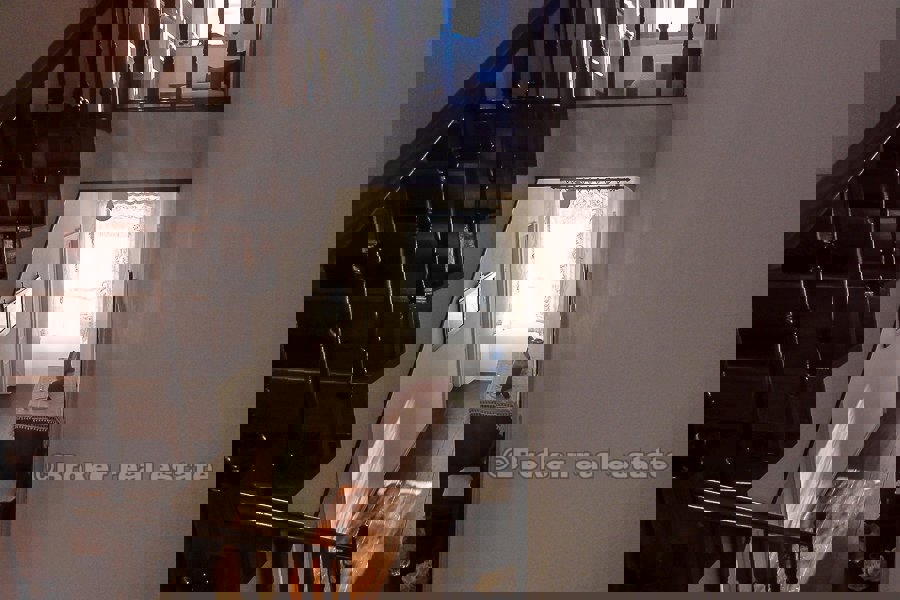 Casa in pietra ristrutturata vicino al mare, in vendita