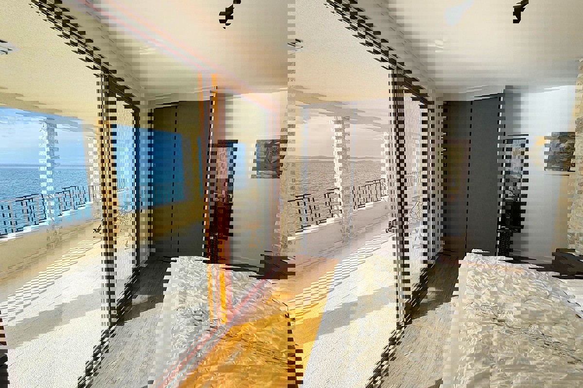 Villa mediterranea in prima fila sul mare