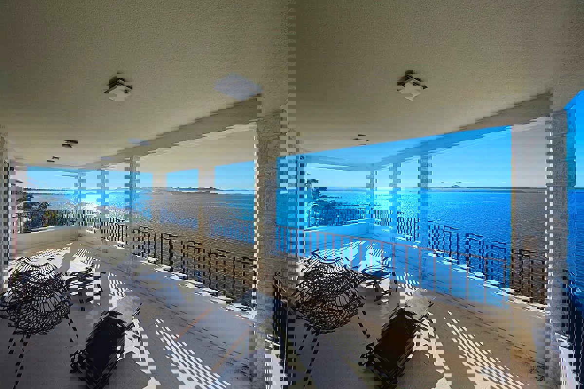 Villa mediterranea in prima fila sul mare