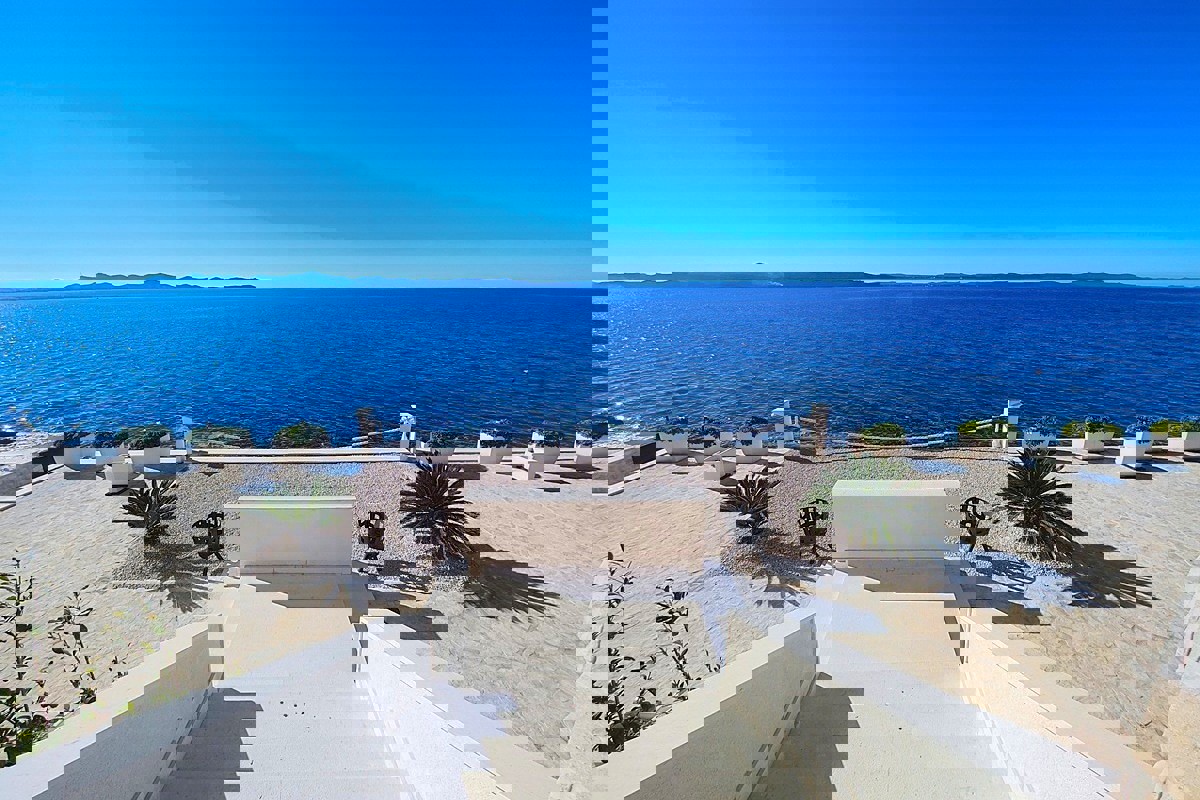 Villa mediterranea in prima fila sul mare