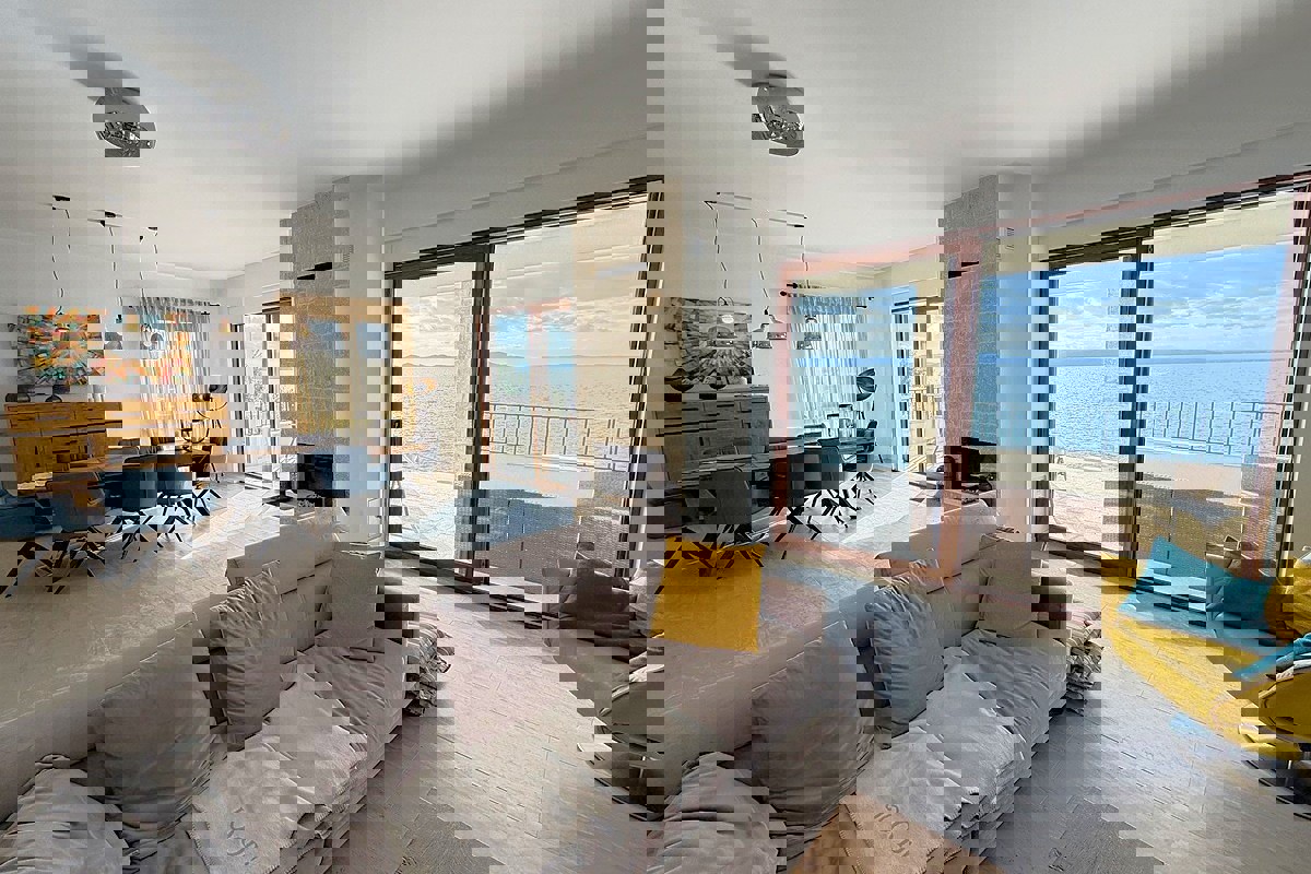 Villa mediterranea in prima fila sul mare