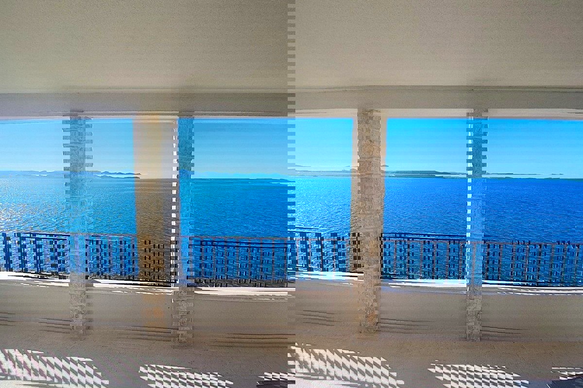 Villa mediterranea in prima fila sul mare