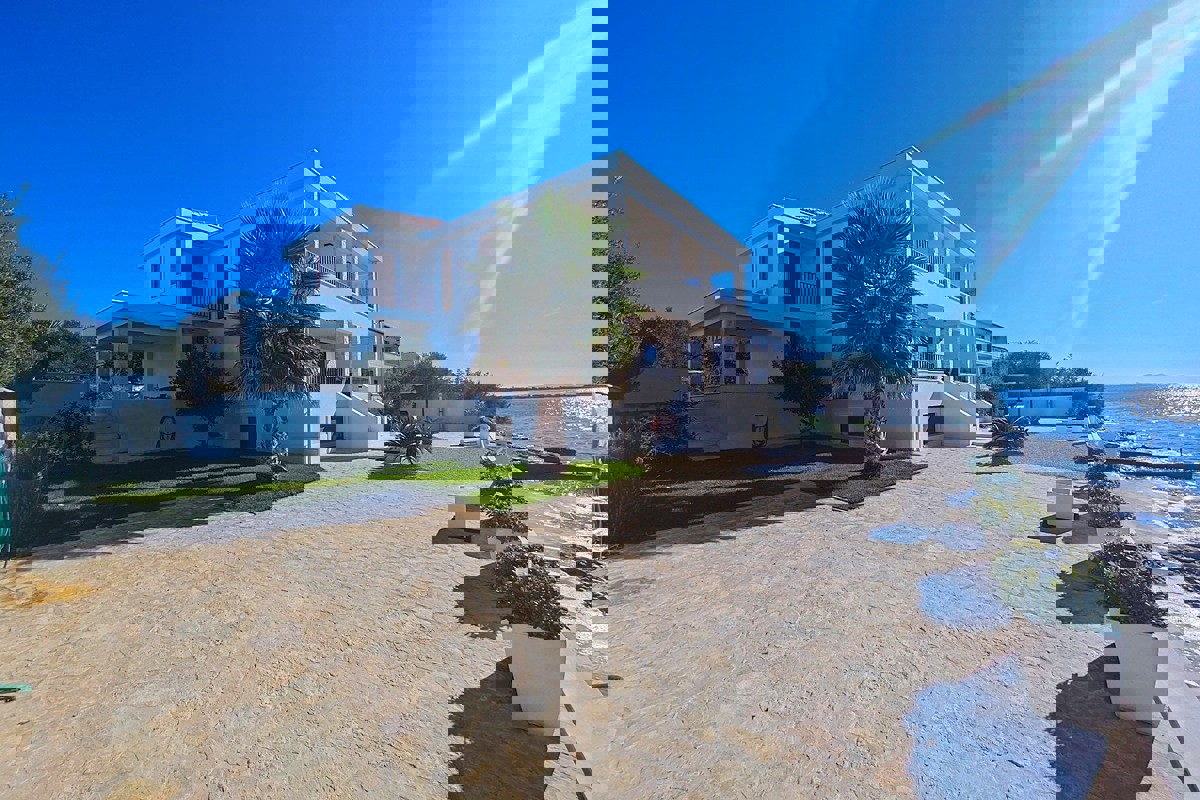 Villa mediterranea in prima fila sul mare