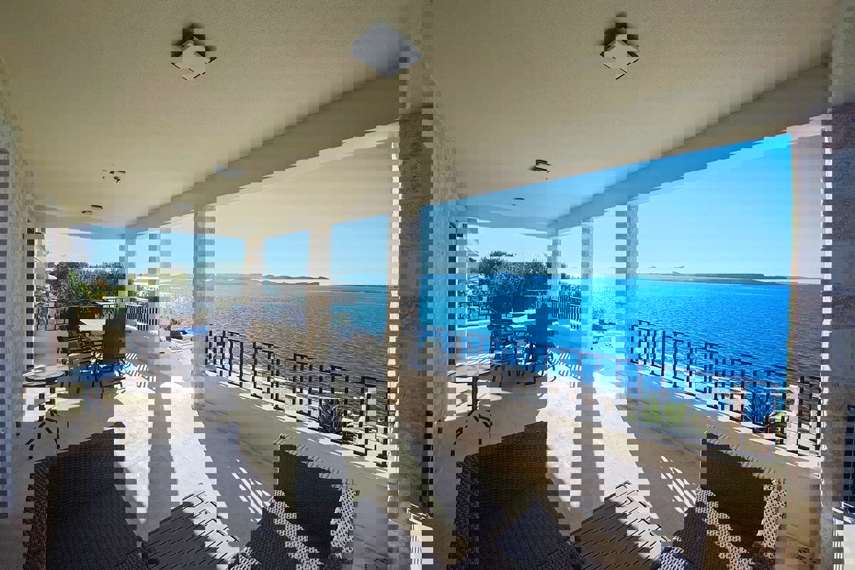 Villa mediterranea in prima fila sul mare