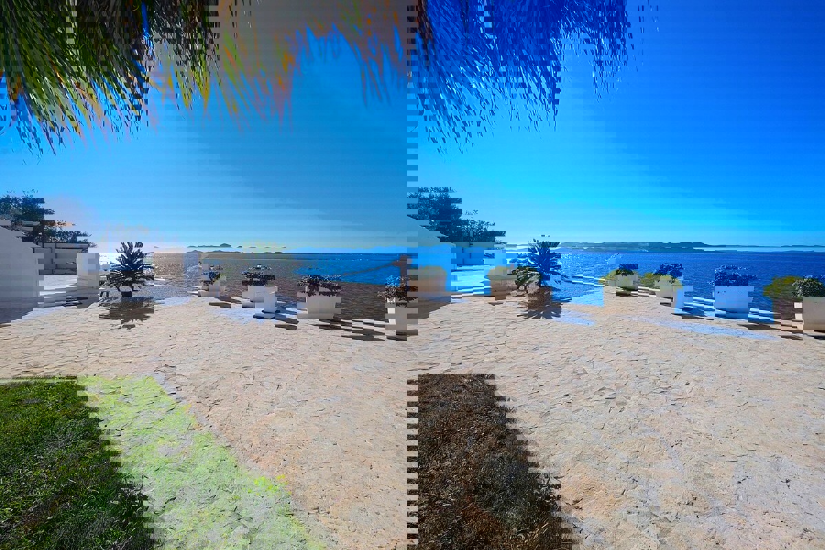 Villa mediterranea in prima fila sul mare