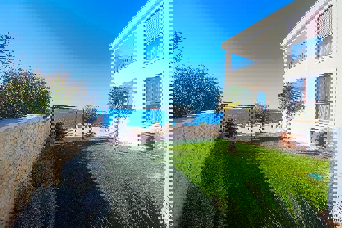 Villa mediterranea in prima fila sul mare