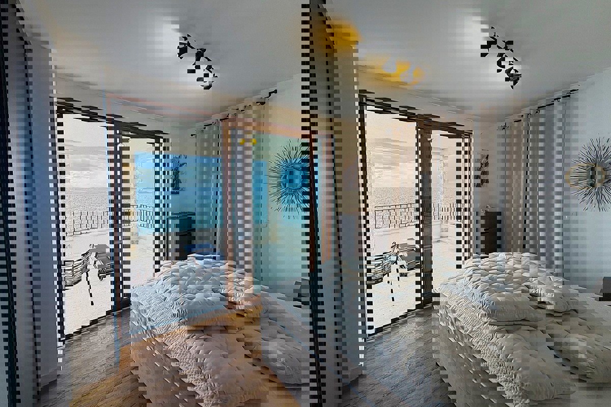 Villa mediterranea in prima fila sul mare