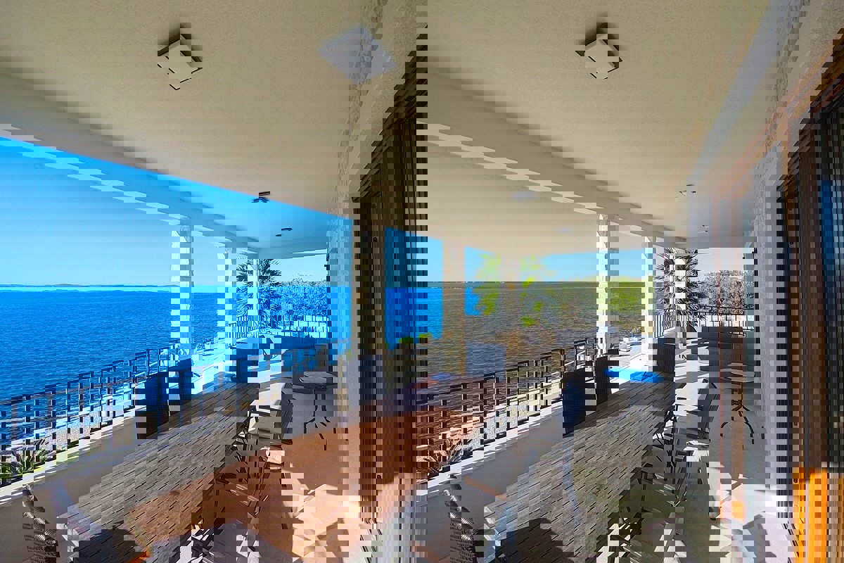 Villa mediterranea in prima fila sul mare