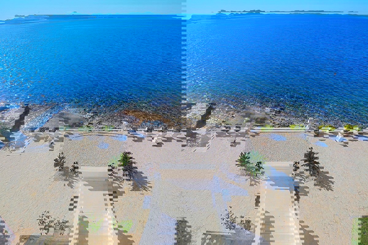 Villa mediterranea in prima fila sul mare