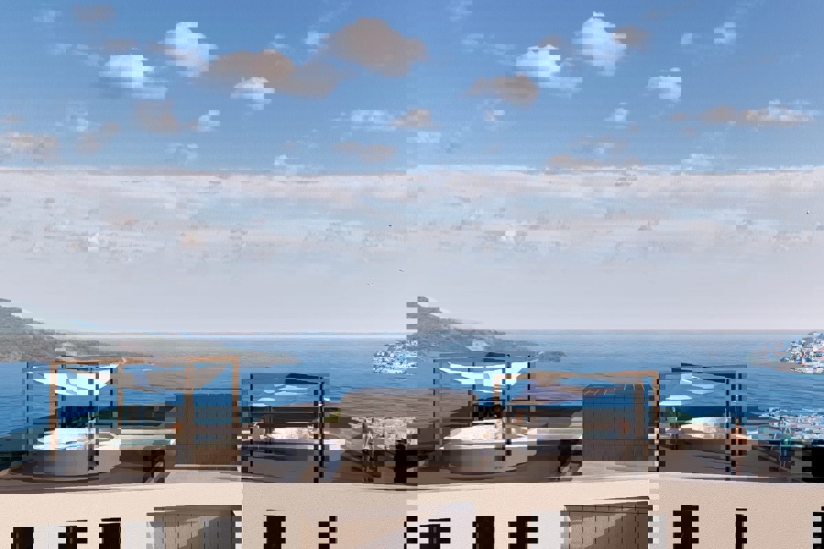 Attico in un nuovo edificio con vista mare