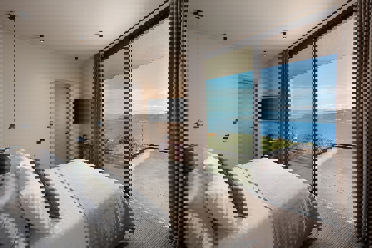 Moderna villa di lusso con piscina e vista mare