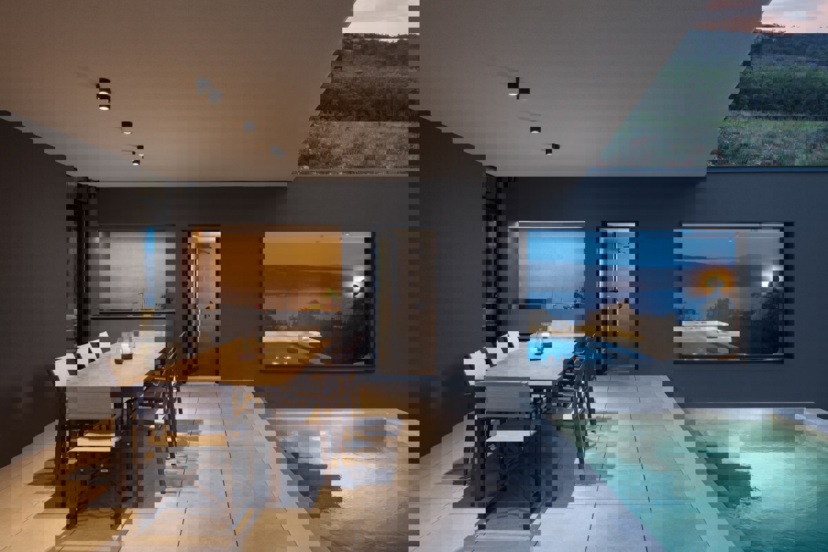 Moderna villa di lusso con piscina e vista mare