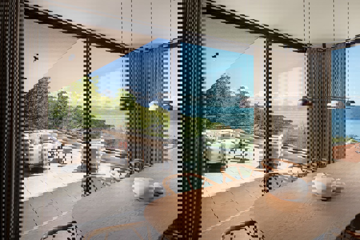 Moderna villa di lusso con piscina e vista mare