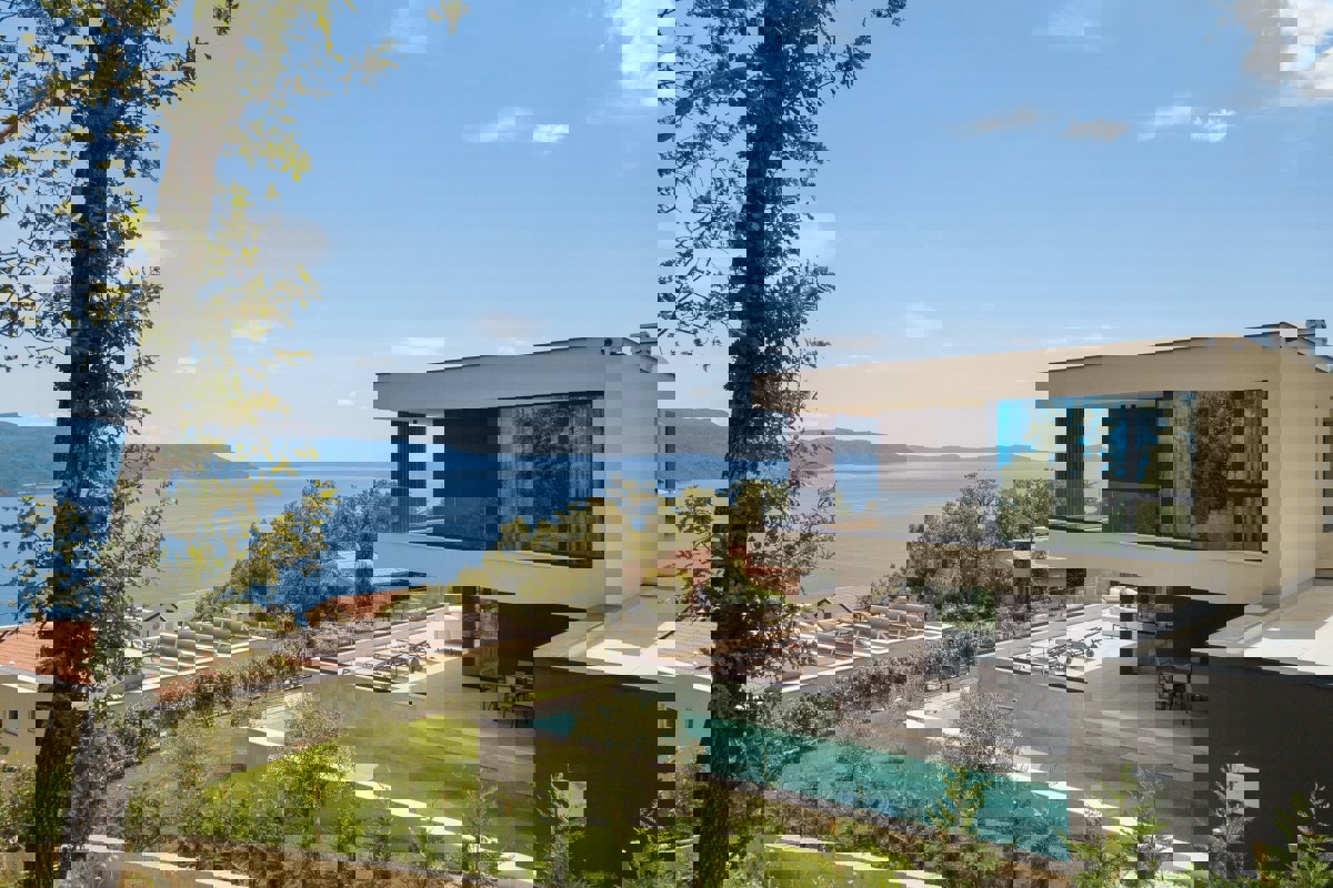 Moderna villa di lusso con piscina e vista mare