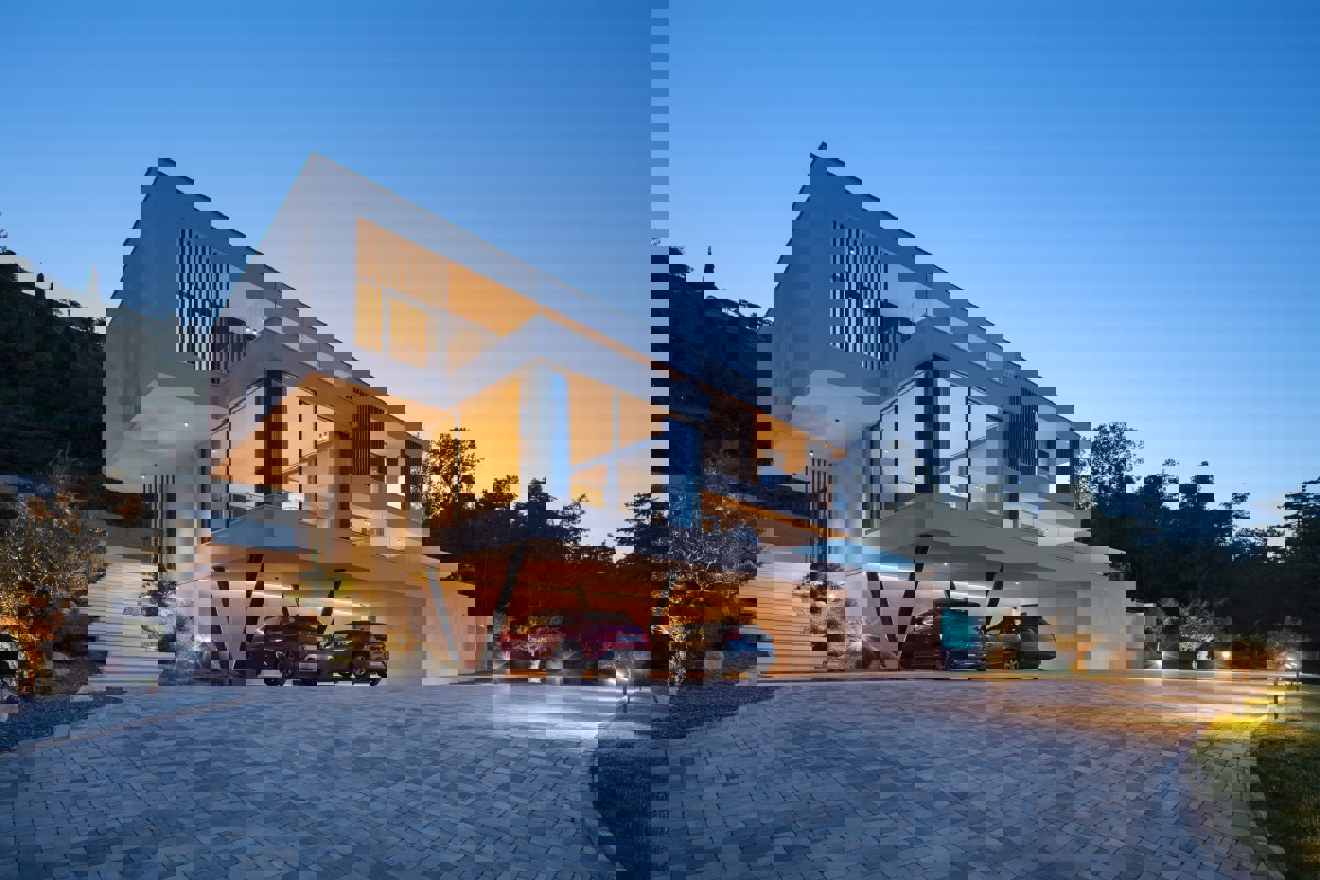 Moderna villa di lusso con piscina e vista mare