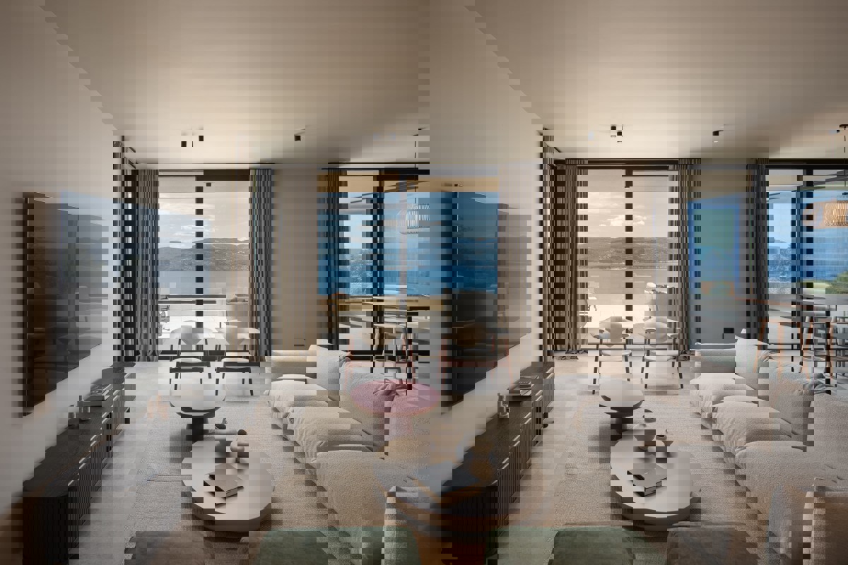 Moderna villa di lusso con piscina e vista mare