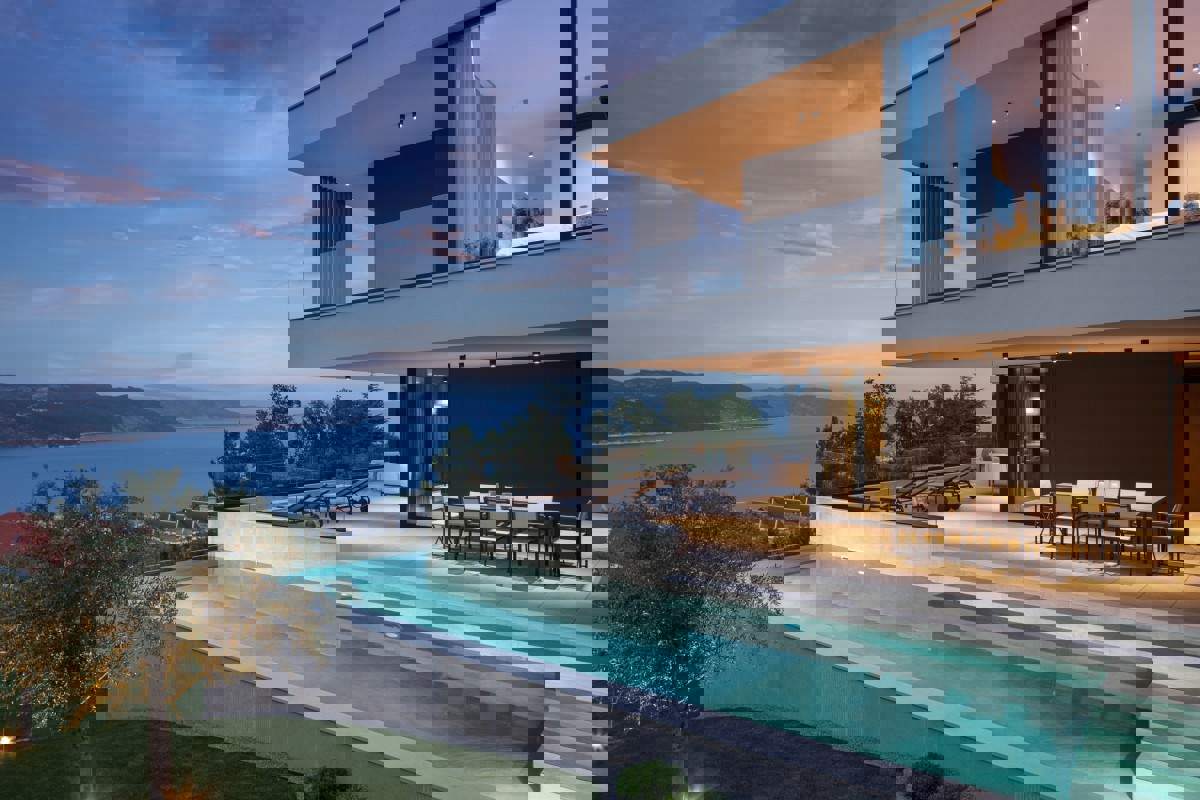 Moderna villa di lusso con piscina e vista mare