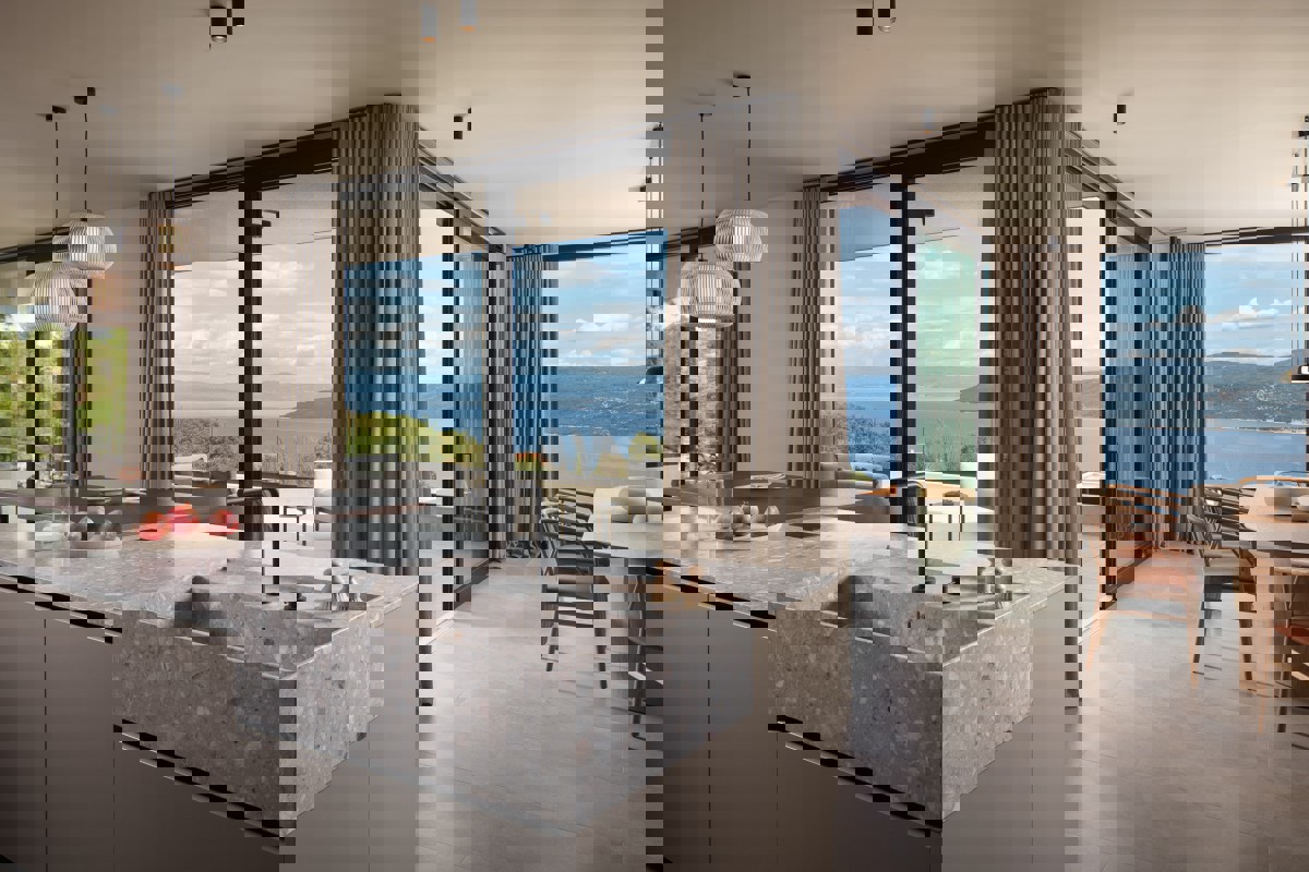 Moderna villa di lusso con piscina e vista mare