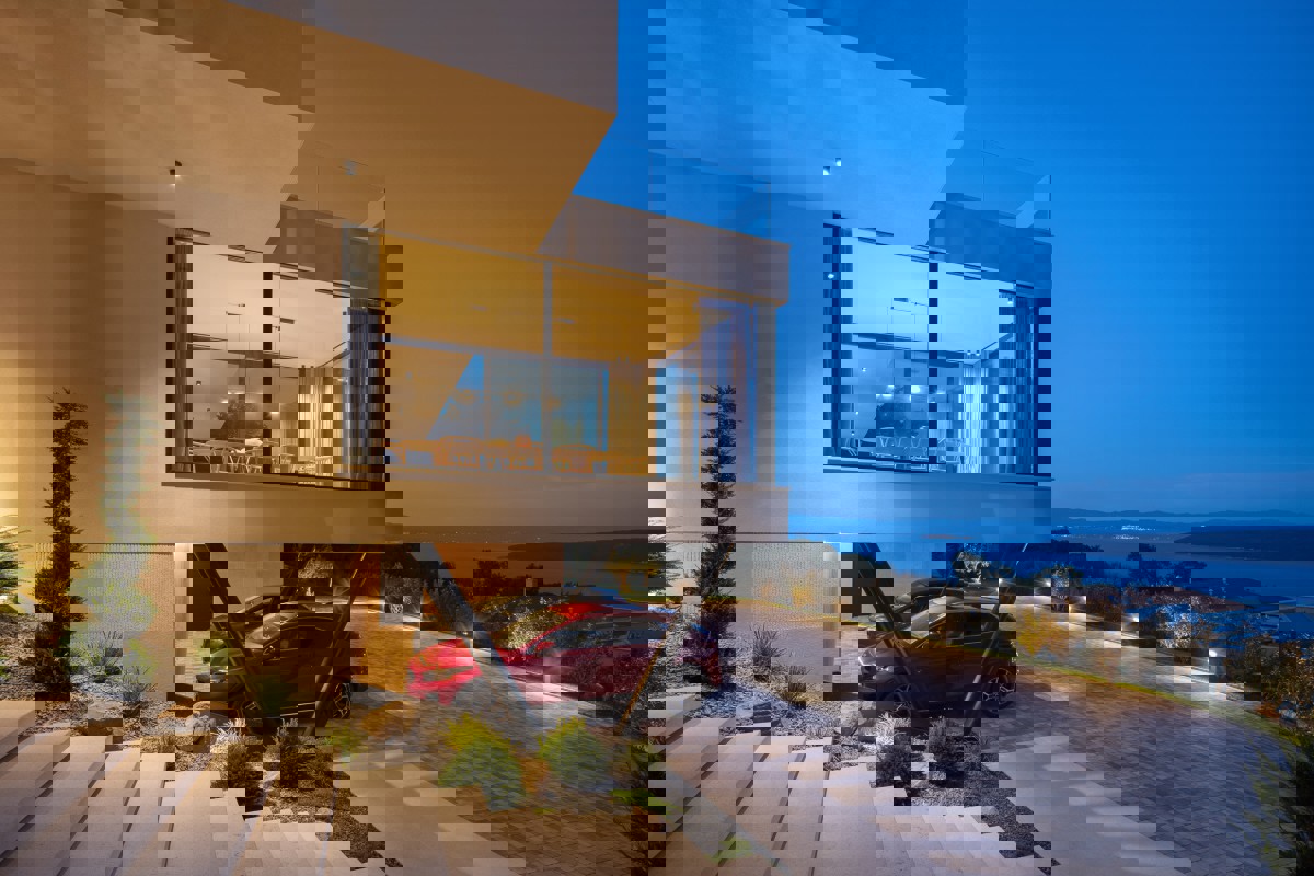 Moderna villa di lusso con piscina e vista mare