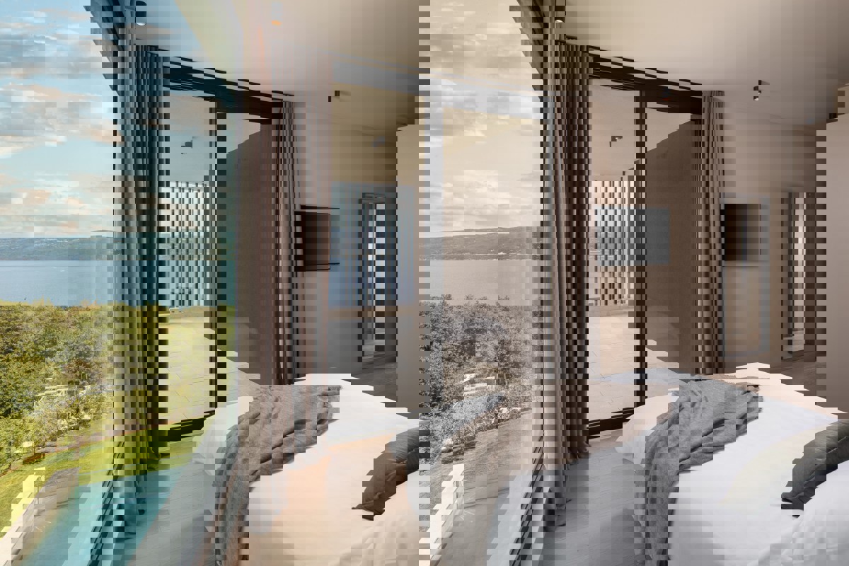 Moderna villa di lusso con piscina e vista mare