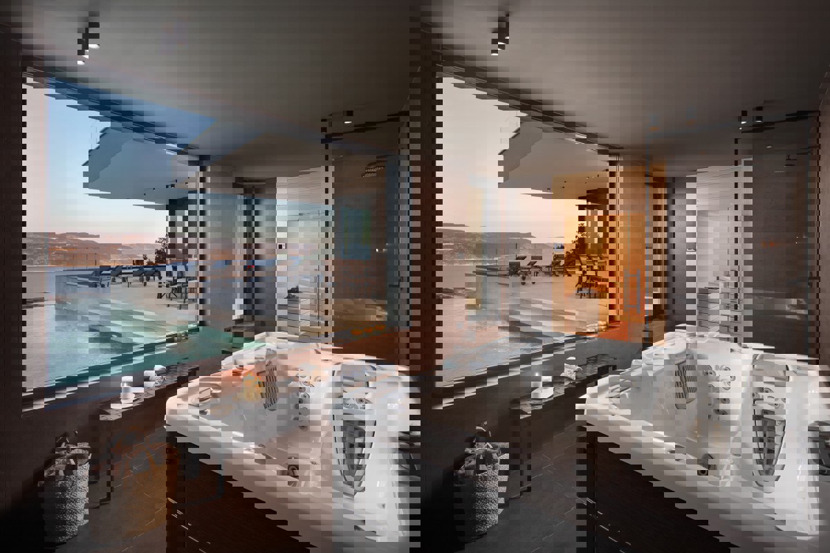 Moderna villa di lusso con piscina e vista mare