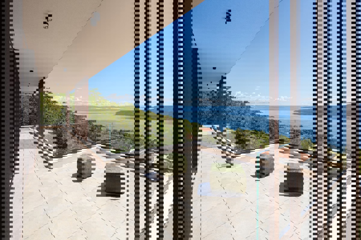 Moderna villa di lusso con piscina e vista mare