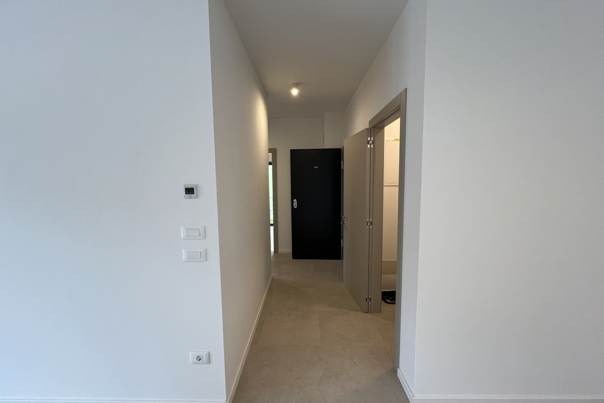 Appartamento al piano terra con piscina privata, cortile e disposizione funzionale