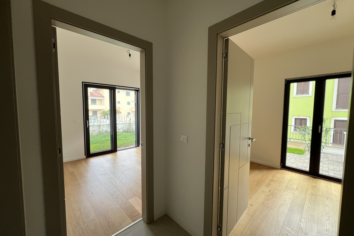 Appartamento al piano terra con piscina privata, cortile e disposizione funzionale